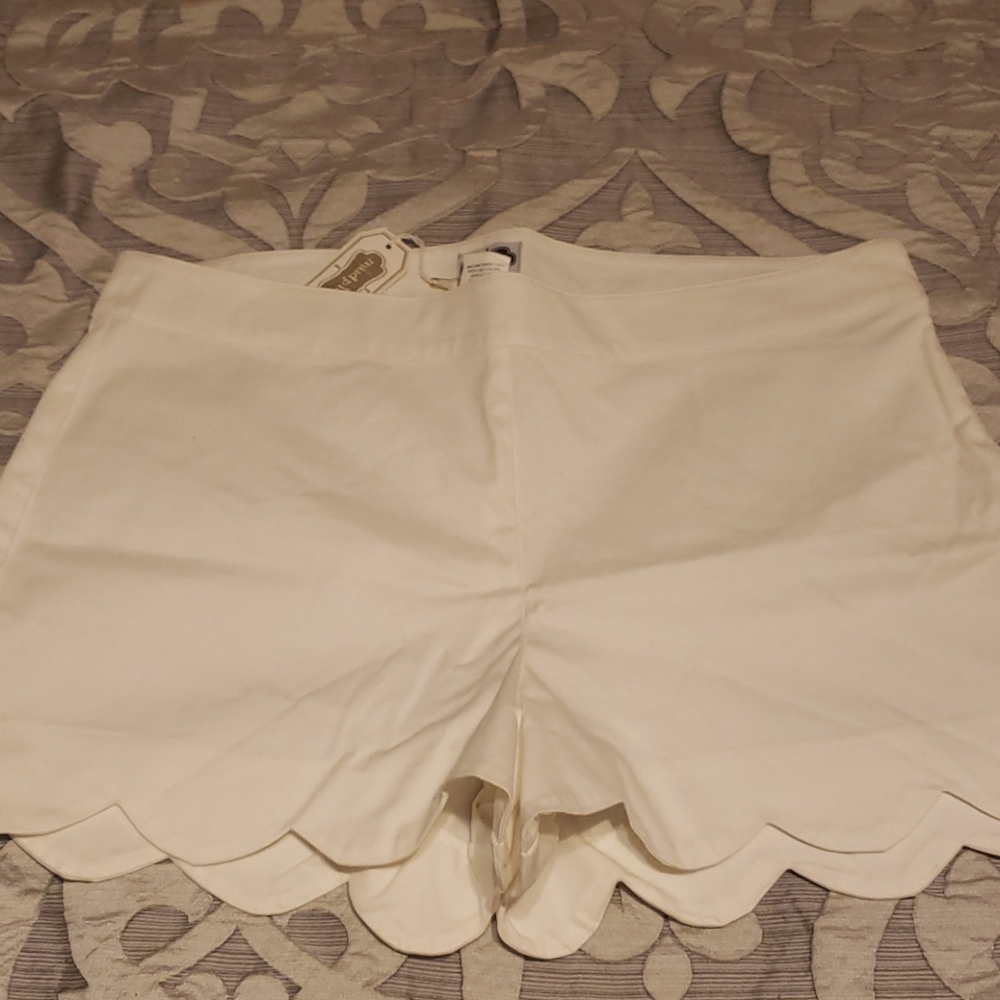 Size Large Mudpie white scalloped shorts